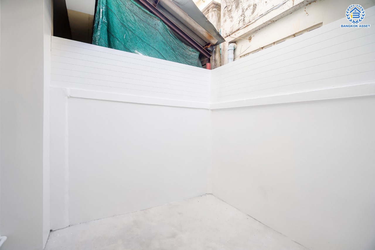 บ้านมือสองตกแต่งใหม่ ม.บุศรินทร์ วงแหวน (บ้านกล้วย-ไทรน้อย) จากแบรนด์ L&H เนื้อที่ 21 ตร.ว. ฟังก์ชัน 3 ห้องนอน 2 ห้องน้ำ จอดรถได้ 1 คัน ตอบโจทย์ทุกการอยู่อาศัย บนทำเลเชื่อมต่อถนนกาญจนาภิเษก ใกล้เซ็นทรัลเวสต์เกต และรถไฟฟ้าสายสีม่วง "สถานีคลองบางไผ่"